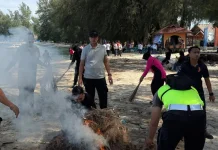 Polres Boalemo Bersihkan Pantai Bolihutuo dan Salurkan Sembako