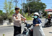 Semarak HUT ke-81 Kemerdekaan RI, Polres Pohuwato Bagikan 1.000 Bendera Merah Putih