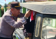 Polres Gorontalo Bagikan Ratusan Bendera Merah Putih kepada Pengguna Jalan