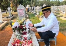Momen HUT Kemerdekaan RI, Marten Taha Ziarah Kemakam Alm.Rachmat Gobel