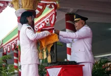 Wabup Tonny Jadi Inspektur Upacara Penurunan Bendera