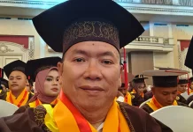 Sanco Simanullang Raih Gelar Sarjana Hukum dan Penghargaan Wisudawan Berkarya