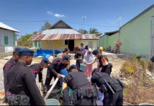 Brimob Polda Gorontalo Salurkan 5.000 Liter Air Bersih ke Warga Isimu Raya