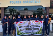 Polwan Polres Gorontalo Bersihkan Masjid Sambut HUT ke-78