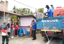 Kekeringan Makin Parah, Dinsosdukcapil Gorontalo Kembali Salurkan Air Bersih