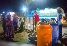 Dinsosdukcapil Gorontalo Distribusikan Air Bersih hingga Larut Malam