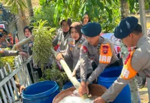 Polwan dan Brimob Polda Gorontalo Salurkan Air Bersih untuk Warga Pulubala