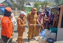 Desa Modelomo Didera Kekeringan, Tong Air Solusi Sementara