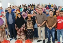 Gubernur Gorontalo Tetap Salurkan Bantuan Pangan di Hari Libur