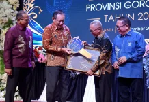 Gusnar Ismail Serahkan Jamsostek Award, Bone Bolango Terbaik Pemda