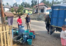 Dinsosdukcapil Gorontalo Salurkan 70 Ribu Liter Air Bersih untuk Warga Gentuma