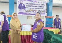 Kadinsosdukcapil dan Ketua TP Posyandu Serahkan Bantuan di Desa Langge