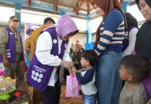 15 Balita Tengkes di Desa Langge Terima Bantuan Susu