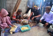 Warganya Makan Ubi Hutan Beracun, Gubernur Gusnar Beri Bantuan Pangan