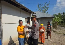 Kemarau Melanda, Polsek Paguyaman Bantu Kebutuhan Pokok Puluhan Keluarga