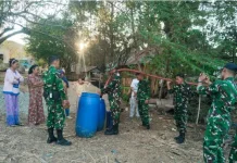 Yonif 715/Motuliato Salurkan 5.000 Liter Air ke Warga terdampak Kemarau