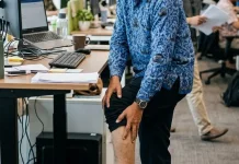 Bukan Cuma Duduk, Berdiri Terlalu Lama juga Bisa Berdampak pada Tubuh