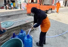 Tak Lelah, Wanita Hebat BPBD Gorontalo Salurkan Air Bersih untuk Warga Tilango