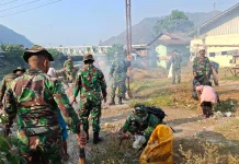 Jelang HUT ke-81, TNI Bersama Warga Bersihkan Pasar Rakyat Bugis