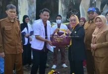 Pemkab Gorut Serahkan Bantuan untuk 12 Dokter Internsip Korban Kebakaran