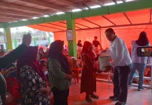 Gubernur Serahkan Bantuan Beras Cadangan Pangan Pemerintah di PInogu