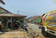Rusli Habibie Salurkan 15 Ribu Liter Air Bersih bagi Warga Terdampak Kemarau