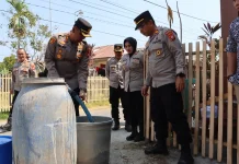 Musim Kemarau, Polresta Gorontalo Kota Salurkan Air Bersih untuk Warga