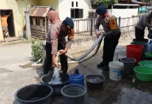 Mobil AWC Brimob Distribusi AIr ke Desa Kekeringan di Tibawa