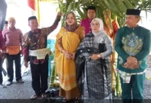 Penuh Khidmat, Adat Modepito Iringi Perpindahan Tugas Noneng K. Ahmad