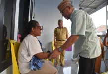 Jenguk Warga yang Sakit, Bupati Sofyan Instruksikan Dua OPD Fasilitasi Pengobatan