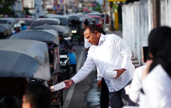 Aston Gorontalo Berbagi Kehangatan Ramadan Melalui Aksi Bagi Takjil