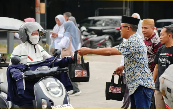KPU Provinsi Gorontalo Berbagi Takjil Ramadan Sekaligus Perbarui Data Pemilih