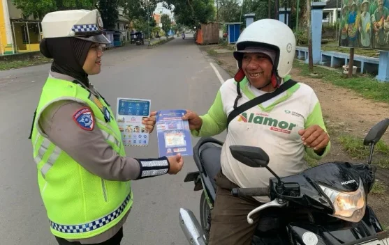 Satlantas Polres Gorontalo Tekan Kecelakaan dengan Edukasi Langsung ke Pengendara