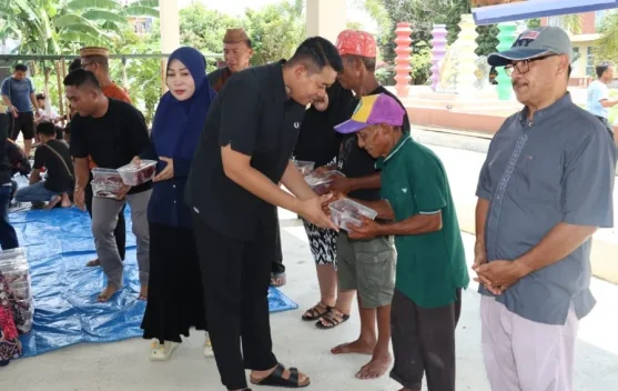 Polres Gorontalo Salurkan Daging Kurban Kepada Warga Membutuhkan