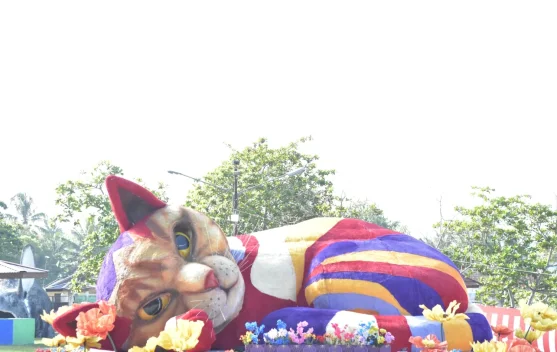 Replika Kucing Raksasa Hadir di Obyek Wisata Pentadio Resort