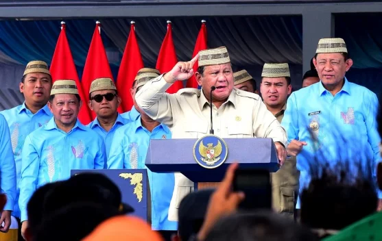 Presiden Prabowo Kenakan Upiah Karanji pada Puncak PENAS XVII