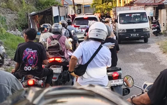 Breaking News: Jalan Utama Lekobalo-Dembe 1 Mulai Padat, Dampak Festival Apangi
