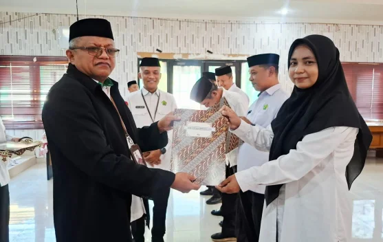 Kemenag Gorontalo Utara Serahkan SK Kenaikan Pangkat Enam PNS