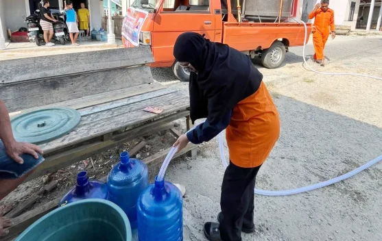 Tak Lelah, Wanita Hebat BPBD Gorontalo Salurkan Air Bersih untuk Warga Tilango