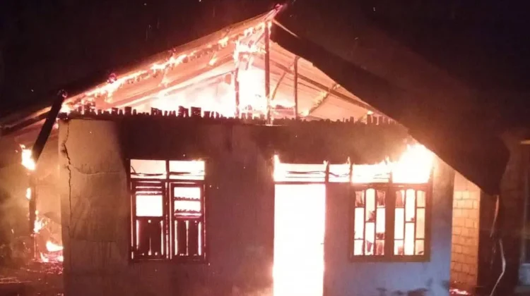 Rumah Milik Ina Oto Gea Desa Silima Banua Hangus Terbakar