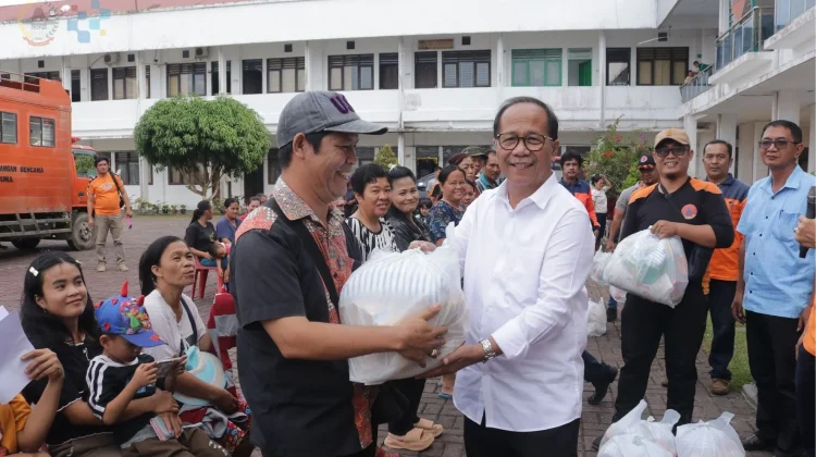 Pendistribusian Bantuan Logistik bagi Warga Terdampak Bencana