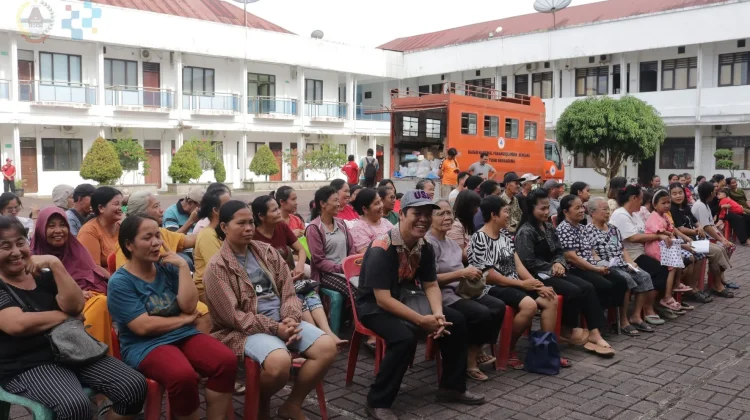 Pendistribusian Bantuan Logistik bagi Warga Terdampak Bencana