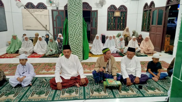 Warga Kelurahan Pasar Jalankan Tarawih Perdana di Surau