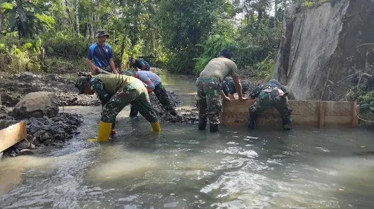 Jembatan Emas di Hati Warga yang Terpinggirkan