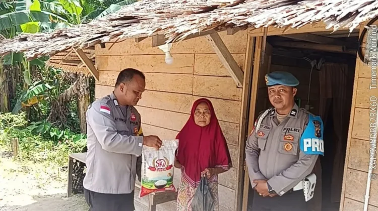 Personil Polsek Lahewa Berikan Tali Asih Kepada Lansia