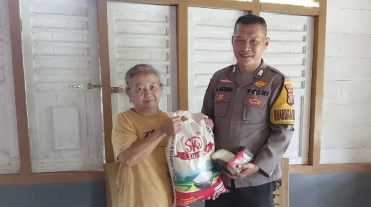 Bripka Dedi Nazara Memberikan Tali Asih Kepada Lansia