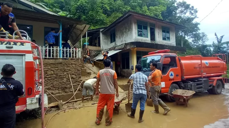 Curah Hujan Tinggi, Wilayah Kota Gunungsitoli Ini Mengalami Banjir dan Longsor