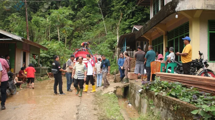 Pemko Gunungsitoli Salurkan Bantuan kepada Warga Terdampak Longsor di Onowaembo