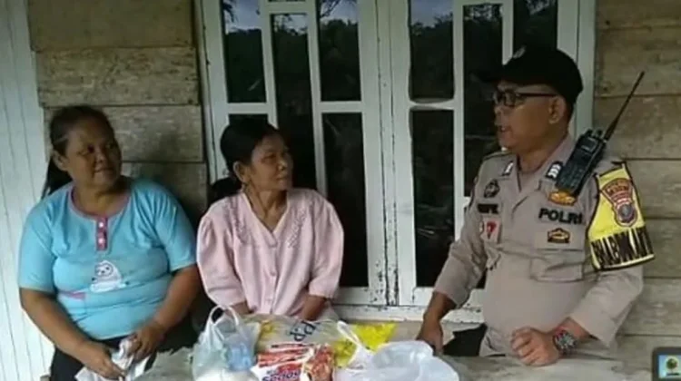 Personil Polsek Hiliduho Bagikan Sembako Kepada Lansia