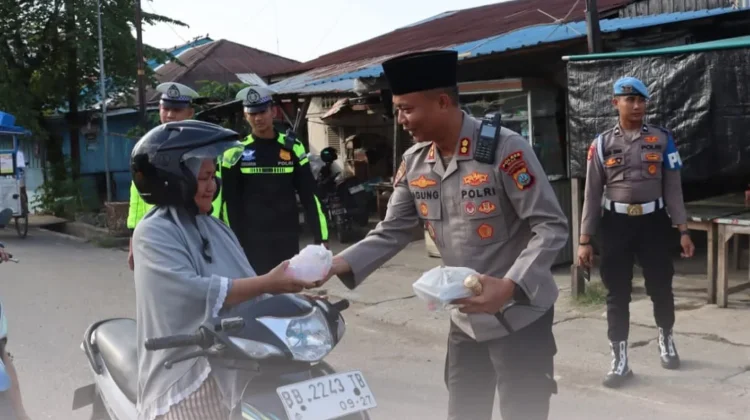 Kapolres Nias Pimpin Pembagian Takjil Gratis